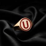 Anillo Dorado Tipo Sello con Emblema “U”