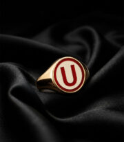 Anillo Dorado Tipo Sello con Emblema “U”