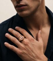 Anillo Dorado Tipo Sello con Emblema “U” - Imagen 3