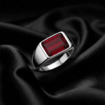 Anillo Plateado con Piedra Roja Rectangular
