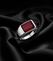 Anillo Plateado con Piedra Roja Rectangular
