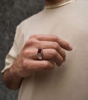 Anillo Plateado con Piedra Roja Rectangular - Imagen 3