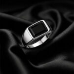 Anillo Plateado con Piedra Negra Rectangular