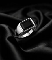 Anillo Plateado con Piedra Negra Rectangular
