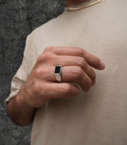 Anillo Plateado con Piedra Negra Rectangular - Imagen 3