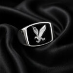 Anillo Plateado Tipo Sello con Águila