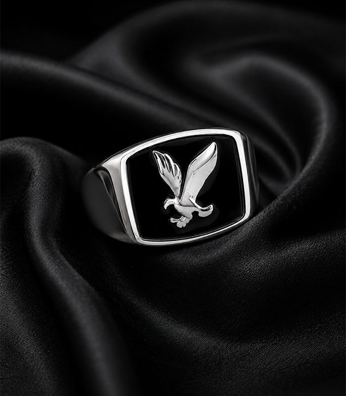 Anillo Plateado Tipo Sello con Águila
