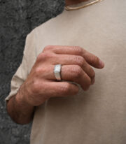 Anillo Plateado con Piedra Transparente Rectangular - Imagen 3