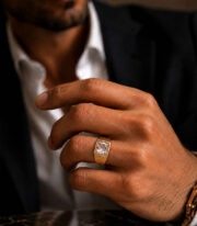 Anillo Dorado con Piedra Transparente Rectangular - Imagen 3