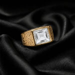 Anillo Dorado con Piedra Transparente Rectangular