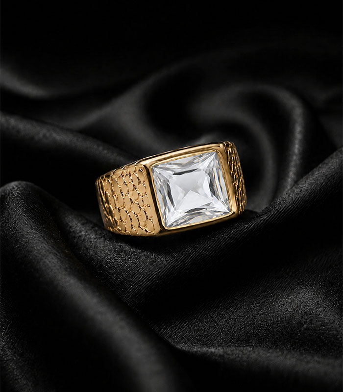 Anillo Dorado con Piedra Transparente Rectangular